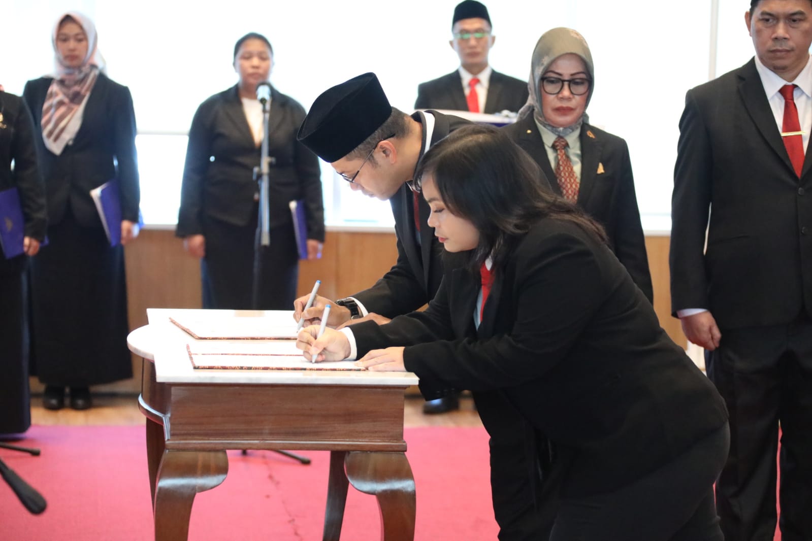 Perwakilan pejabat administrator melakukan penandatanganan berkas saat pelantikan Dua Belas Pejabat Administrator di Lingkungan BNPB pada Senin (12/6).
